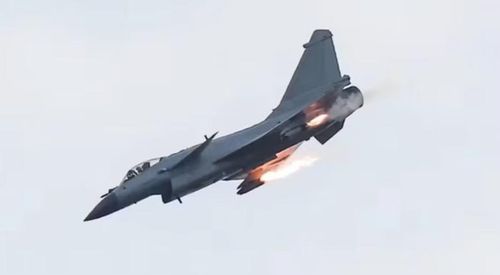PL-15 cũng sử dụng đầu dò radar chủ động AESA. Điều này cho phép tên lửa tự tìm kiếm mục tiêu ở giai đoạn cuối của quá trình đánh chặn.