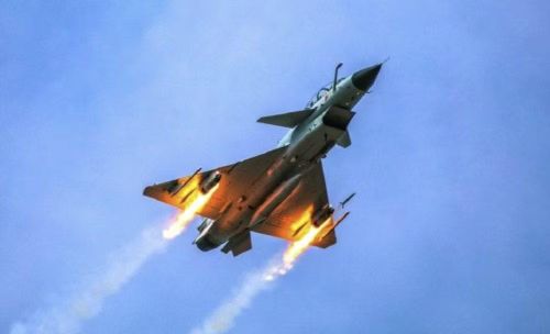 Sự kết hợp giữa J-10C, radar AESA và PL-15 cho thấy Trung Quốc đang hướng tới cách tiếp cận không chiến dựa nhiều hơn vào khả năng phát hiện, theo dõi và tấn công mục tiêu từ khoảng cách lớn.