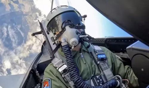 Sự thay đổi về vũ khí còn rõ ràng hơn. J-10A có thể sử dụng tên lửa không đối không PL-12, trong khi J-10C được tích hợp tên lửa không đối không tầm xa PL-15 và tên lửa không đối không dẫn đường hồng ngoại PL-10.