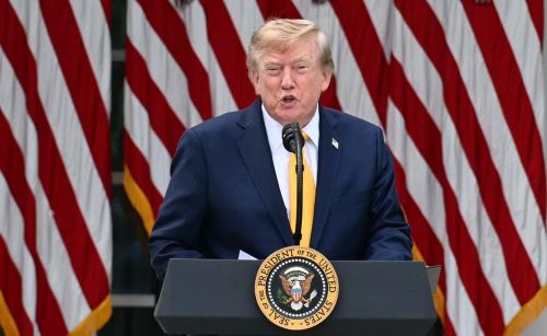 Việc phát hành đồng xu có hình ông Trump đáng chú ý vì luật liên bang Mỹ hạn chế việc đưa chân dung người còn sống lên tiền tệ. Theo quy định, chân dung người trên tiền và chứng khoán Mỹ phải là người đã qua đời.