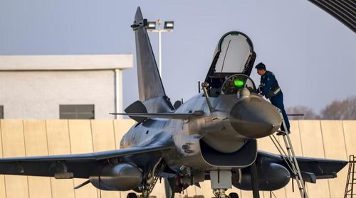 J-10A sử dụng cấu hình cánh tam giác kết hợp cánh mũi, 1 động cơ và có 11 điểm treo vũ khí.