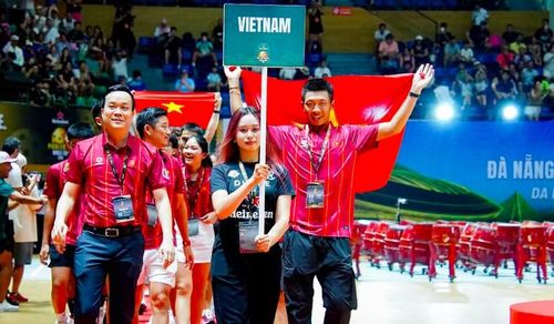 Đoàn chủ nhà Việt Nam trong phần diễu hành của 65 đoàn dự giải (Ảnh: ĐNRT)