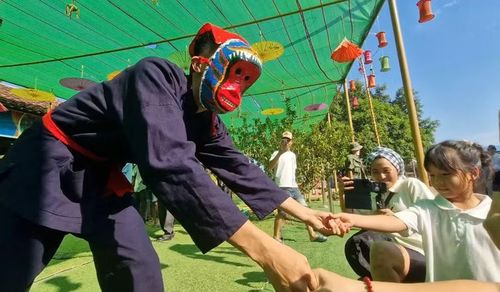 Các nghệ nhân múa sư tử mèo giao lưu, bắt tay với khán giả.