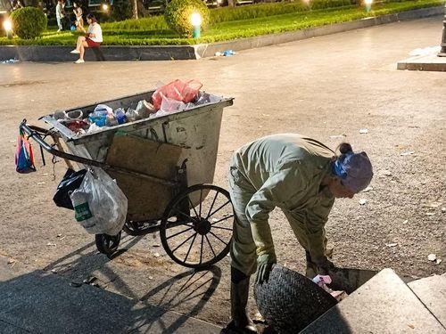 Chắc rằng, với họ, niềm vui đôi khi rất giản dị. Đó là sau một đêm đông người, sáng hôm sau, những đoạn đường trong công viên Thống Nhất lại sạch sẽ, gọn gàng, thông thoáng.