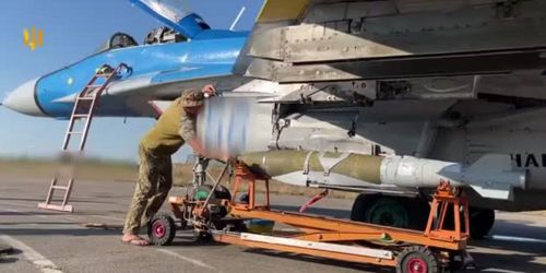 Sự khác biệt còn nằm ở cách Liên Xô tổ chức lực lượng. MiG-29 có thể đảm nhiệm nhiệm vụ chiến đấu ở tuyến trước, trong khi Su-27 có thể hoạt động ở những khu vực rộng hơn và đối đầu với các máy bay đối phương trước khi chúng tiếp cận sâu vào không phận cần bảo vệ.