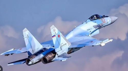 Su-27 lại được xây dựng theo hướng khác. Đây là tiêm kích chiếm ưu thế trên không có kích thước lớn, được thiết kế để hoạt động ở khoảng cách xa hơn.