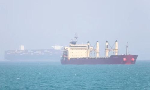 Tuyến này được lựa chọn thay cho hành lang phía bắc do Iran kiểm soát. Tehran nhiều lần cảnh báo các tàu hàng về hậu quả nếu sử dụng những tuyến mà nước này cho là bất hợp pháp.
