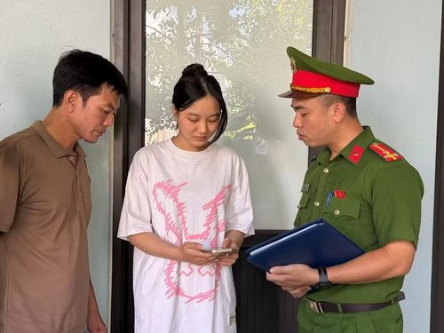 Công an xã Hạ Bằng phối hợp cùng Chủ nhà trọ tăng cường hướng dẫn công dân làm thủ tục đăng ký tạm trú trên Cổng dịch vụ công Bộ Công an