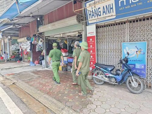 Tổ công tác luôn phối hợp tuyên truyền, nhắc nhở người dân chấp hành quy định về TTĐT, TTATGT