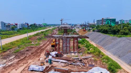 Một đoạn đang được lao dầm trên tuyến Vành đai 4