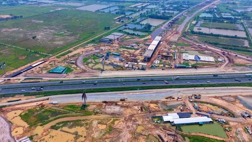 Nút giao được thiết kế khác mức, giúp các dòng phương tiện trên tuyến chính có thể lưu thông xuyên qua khu vực giao cắt