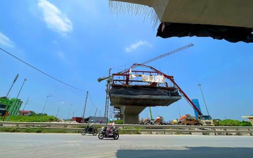 Cầu vượt tại khu vực nút giao quốc lộ 1A cũ đang được triển khai các công đoạn cuối trước khi hợp long