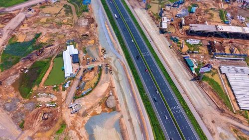 Nút giao được thiết kế khác mức, giúp các dòng phương tiện trên tuyến chính có thể lưu thông xuyên qua khu vực giao cắt