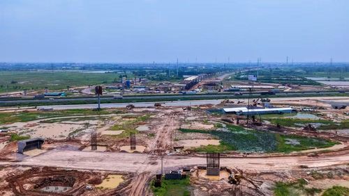 Những trụ cầu bê tông vươn cao, tạo tiền đề cho hệ thống cầu vượt trực thông của nút giao