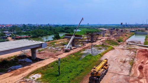 Công nhân, kỹ sư và máy móc tập trung thi công các hạng mục quan trọng của nút giao