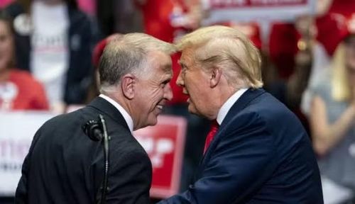 Đầu nhiệm kỳ thứ 2 của ông Trump, Tillis từng bỏ phiếu phê chuẩn ông Hegseth, một cựu người dẫn chương trình truyền hình, giữ chức Bộ trưởng Quốc phòng.