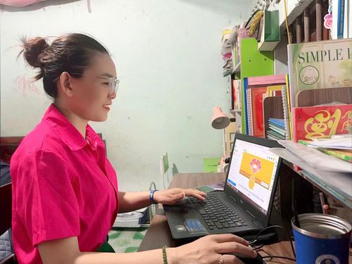 Chị Lô Thị Nguyệt - Trưởng ban Công tác Mặt trận thôn Quang Trung, xã Quỳ Hợp (tỉnh Nghệ An) đăng bài, hình ảnh liên quan lên trang fanpage của xóm.