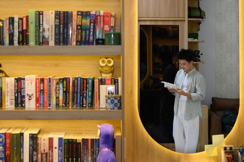 Sau những giờ phút quay cuồng với công việc sáng tạo nội dung trên mạng xã hội, góc thư phòng tĩnh lặng chính là không gian riêng của Dương Minh Tân. Tại đây, anh đang ấp ủ chuỗi dự án mới mang tên "Tổng đài tư vấn về sách" để tiếp tục lan tỏa tình yêu chữ nghĩa đến giới trẻ.