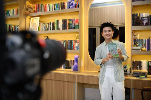 Để sản xuất một video review sách, nhà sáng tạo tự mình lắp máy, căn chỉnh ánh sáng và thu âm ngay trong phòng riêng. Quy trình này tốn nhiều thời gian và anh phải xem lại file thô ít nhất 5 lần trước khi cắt dựng hoàn chỉnh.