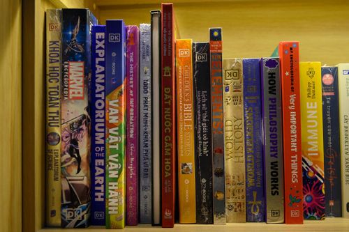 Trên chiếc kệ gỗ còn có những cuốn sách và ấn phẩm liên quan đến vũ trụ điện ảnh Marvel được xếp gọn gàng. Tân thừa nhận mình mua sách đôi khi vì quá say mê dù bản thân bận rộn đến mức nhiều cuốn vẫn chưa kịp bóc seal. Anh dành khoảng 1 tiếng vào mỗi buổi tối để đọc sách.