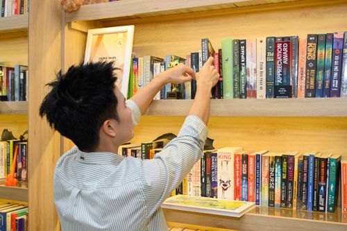 Chia sẻ với Tri Thức - Znews, anh nói: "Với mình, đọc sách là một thói quen đổi đời. Nhờ nó, mình gần như được sống trong một thế giới mới. Trong mỗi chuyến công tác hay du lịch, mình luôn mang theo một cuốn sách và tự đặt quyết tâm phải hoàn thành toàn bộ tác phẩm. Thói quen này giúp hành trình của mình có thêm một mục tiêu rõ ràng, ý nghĩa nhưng không áp lực vì đó là điều mình thực sự mong muốn".