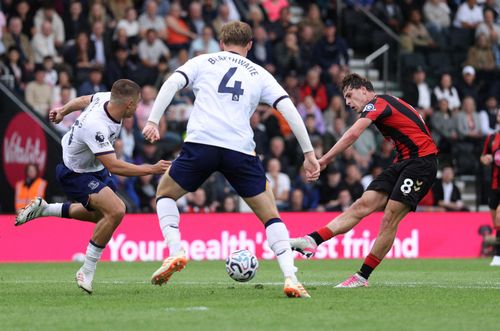  Alex Scott gây ấn tượng nhờ khả năng giữ bóng, kéo bóng và sự cơ động trong cách chơi của Bournemouth. 