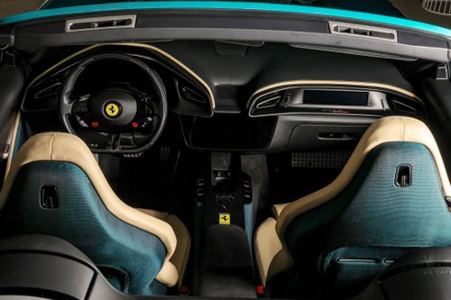 Không gian được thiết kế theo kiểu dual-cockpit quen thuộc, cấu hình 2+. Ở trung tâm là màn hình cảm ứng 10,25 inch. Khu vực ghế phụ có thêm một màn hình kích thước 8,8 inch.