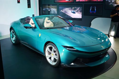 Có thể thấy các chi tiết phối carbon dọc quanh ngoại thất xe, vừa nhằm tăng tính thể thao vừa giúp giảm khối lượng xe.