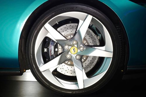 Ferrari trang bị cho mẫu Amalfi Spider bộ mâm đa chấu 20 inch.