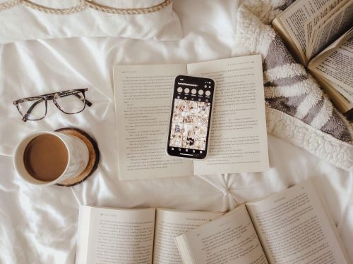  Ý kiến phản biện cho rằng việc đưa một quyển sách vào hồ sơ cá nhân trên mạng xã hội có tính "phông bạt" nhiều hơn là ủng hộ văn hóa đọc. Ảnh minh họa: Cover to Cover. 