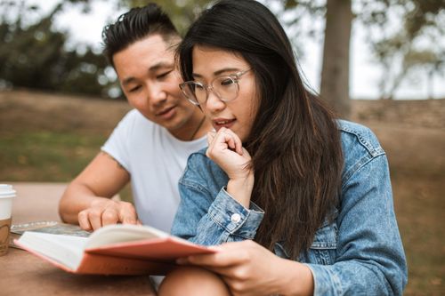  Một người đọc sách được cho là chịu khó học hỏi, hiểu biết và dễ chấp nhận các góc nhìn khác hơn. Ảnh minh họa: RDNE Stock project/Pexels. 