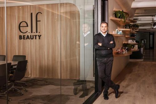  Tarang Amin, CEO của e.l.f. Beauty, duy trì viết email hàng tuần gửi cho nhân sự. Ảnh: Carolyn Fong/WSJ. 