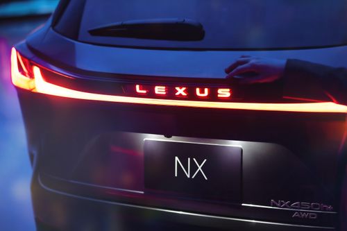  NX phiên bản mới dự kiến được giới thiệu tại các thị trường trên toàn cầu từ cuối năm 2026. Hiện tại, mẫu SUV cỡ nhỏ này đang được phân phối tại Việt Nam với mức giá khởi điểm 3,27 tỷ đồng. 