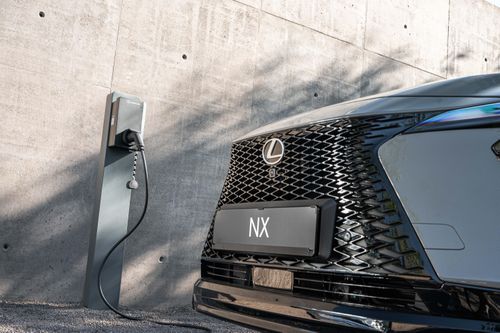  Một điểm đáng chú ý khác là NX 450h+ trở thành mẫu PHEV đầu tiên của Lexus hỗ trợ sạc nhanh DC, được trang bị tiêu chuẩn trên tất cả các phiên bản. Phạm vi hoạt động thuần điện của phiên bản PHEV được tăng gần 40%. 
