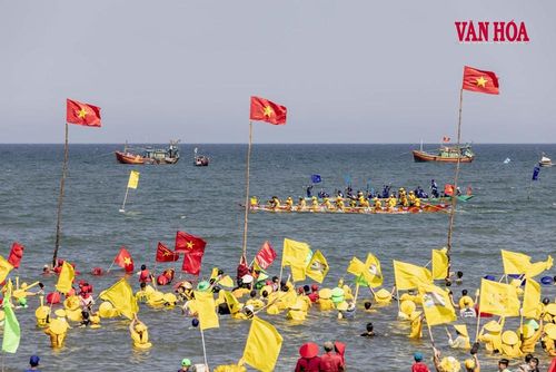 Khi những chiếc chải đua nhau ngoài khơi, đông đảo người dân lội sâu xuống biển, phất cờ và hò reo theo từng nhịp chèo. Khoảng cách giữa người thi đấu và người cổ vũ dường như được xóa nhòa trong thời khắc cuộc đua bước vào cao trào.