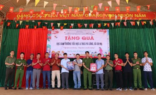 Chương trình trao tặng cặp sách cho học sinh Trường Tiểu học và THCS Pá Lông, xã Co Mạ. Ảnh: Công an tỉnh Sơn La