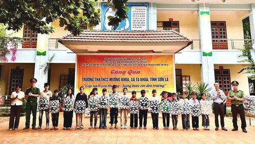 Học sinh Trường Tiểu học và THCS, xã Tạ Khoa nhận quà tặng. Ảnh: Công an tỉnh Sơn La