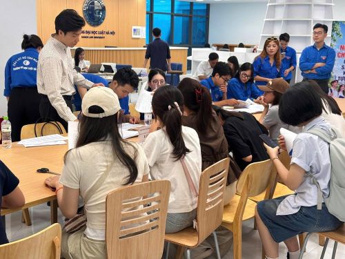Các sinh viên tình nguyện hỗ trợ tân sinh viên làm thủ tục