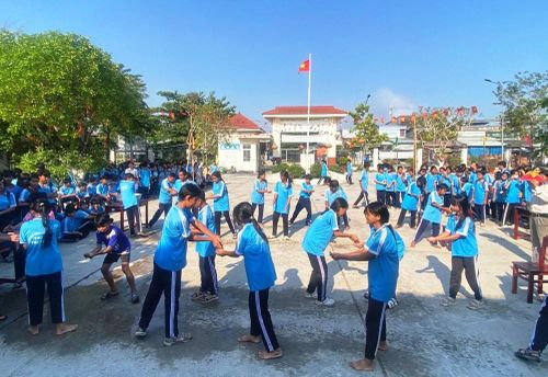 Học sinh Trường Phổ thông Dân tộc nội trú THCS Tri Tôn tham gia trò chơi dân gian