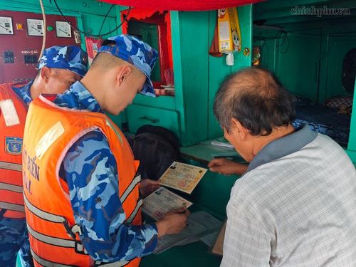 Tổ tuần tra, kiểm soát kiểm tra các loại giấy tờ theo quy định - Ảnh: chinhphu.vn