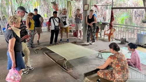 Khách du lịch nước ngoài đến tham quan làng nghề truyền thống tại tỉnh Vĩnh Long. (Ảnh: HOÀNG TRUNG)