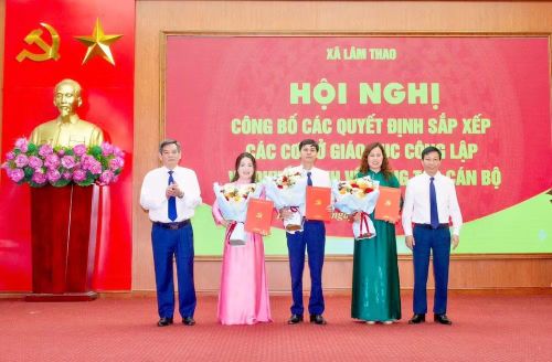 Lãnh đạo xã Lâm Thao trao quyết định bổ nhiệm cho các hiệu trưởng. (Ảnh: Trang Thông tin điện tử xã Lâm Thao)