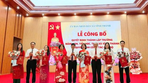 Lãnh đạo xã Vĩnh Thành trao quyết định bổ nhiệm cho các hiệu trưởng. (Ảnh: Trang Thông tin điện tử xã Vĩnh Thành)