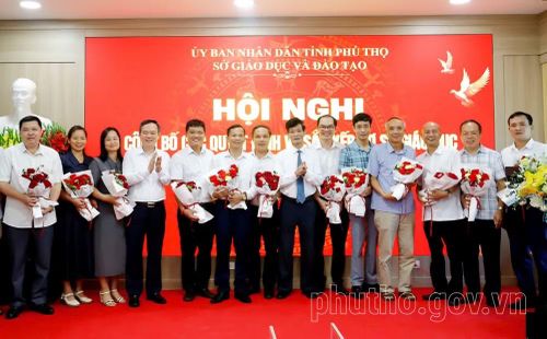 Lãnh đạo Sở Giáo dục-Đào tạo tỉnh Phú Thọ tặng hoa những cán bộ quản lý tự nguyện xin làm giáo viên. (Ảnh: Cổng Thông tin điện tử tỉnh Phú Thọ)
