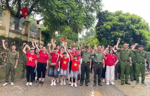 Tại xã Muổi Nọi, ngoài các hoạt động văn hóa, văn nghệ, thể thao tổ chức chào mừng Quốc khánh 2/9, xã còn hưởng ứng tham gia chương trình Cùng Việt Nam tiến bước. (Ảnh: QUỲNH LIÊN)
