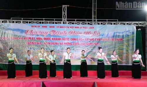 Hoạt động văn hóa, văn nghệ chào mừng Quốc khánh 2/9 tại xã Ngọc Chiến. (Ảnh: QUỐC TUẤN)