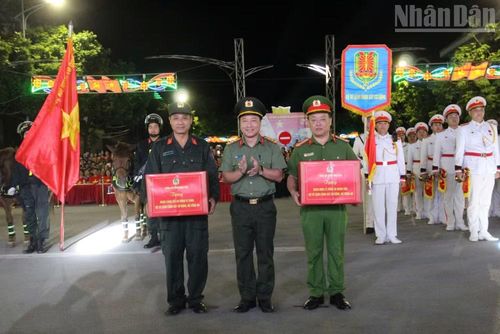 Lãnh đạo Công an tỉnh Lạng Sơn tặng quà đại diện Đoàn Quân nhạc và Đoàn Cảnh sát cơ động Kỵ binh biểu diễn tại chương trình. (Ảnh: QUỐC ĐẠT)