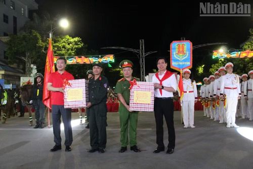 Các đồng chí lãnh đạo tỉnh tặng quà đại diện Đoàn Quân nhạc và Đoàn Kỵ binh biểu diễn tại chương trình. (Ảnh: QUỐC ĐẠT)