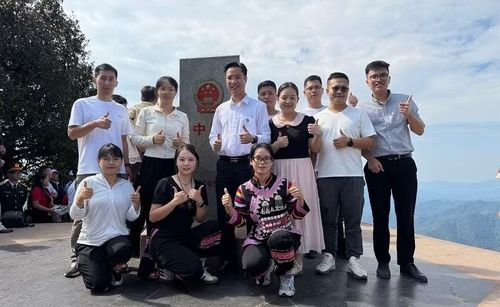 Du khách và cán bộ, nhân dân xã Sín Thầu hào hứng dự khai trương các hoạt động du lịch tại cột mốc 3 số 0 ở xã Sín Thầu, tỉnh Điện Biên. (Ảnh: LÊ LAN)