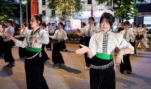 Thiếu nữ dân tộc Thái Điện Biên duyên dáng với điệu múa "Kết đoàn" trong lễ hội đường phố được tổ chức tại Điện Biên. (Ảnh: Sở Văn hóa, Thể thao và Du lịch Điện Biên)
